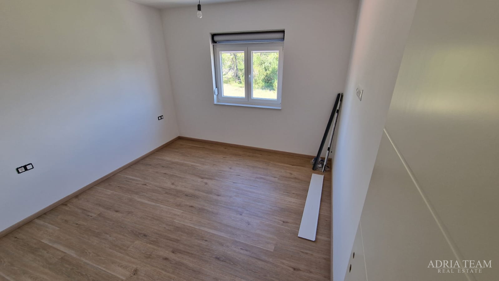 STAMBENA ZGRADA S TRI STAMBENE JEDINICE I KROVNOM TERASOM - VIR