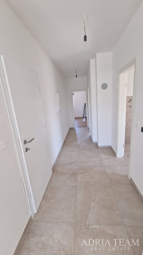 STAMBENA ZGRADA S TRI STAMBENE JEDINICE I KROVNOM TERASOM - VIR