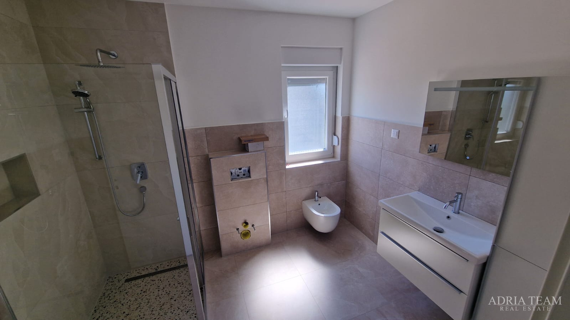 STAMBENA ZGRADA S TRI STAMBENE JEDINICE I KROVNOM TERASOM - VIR