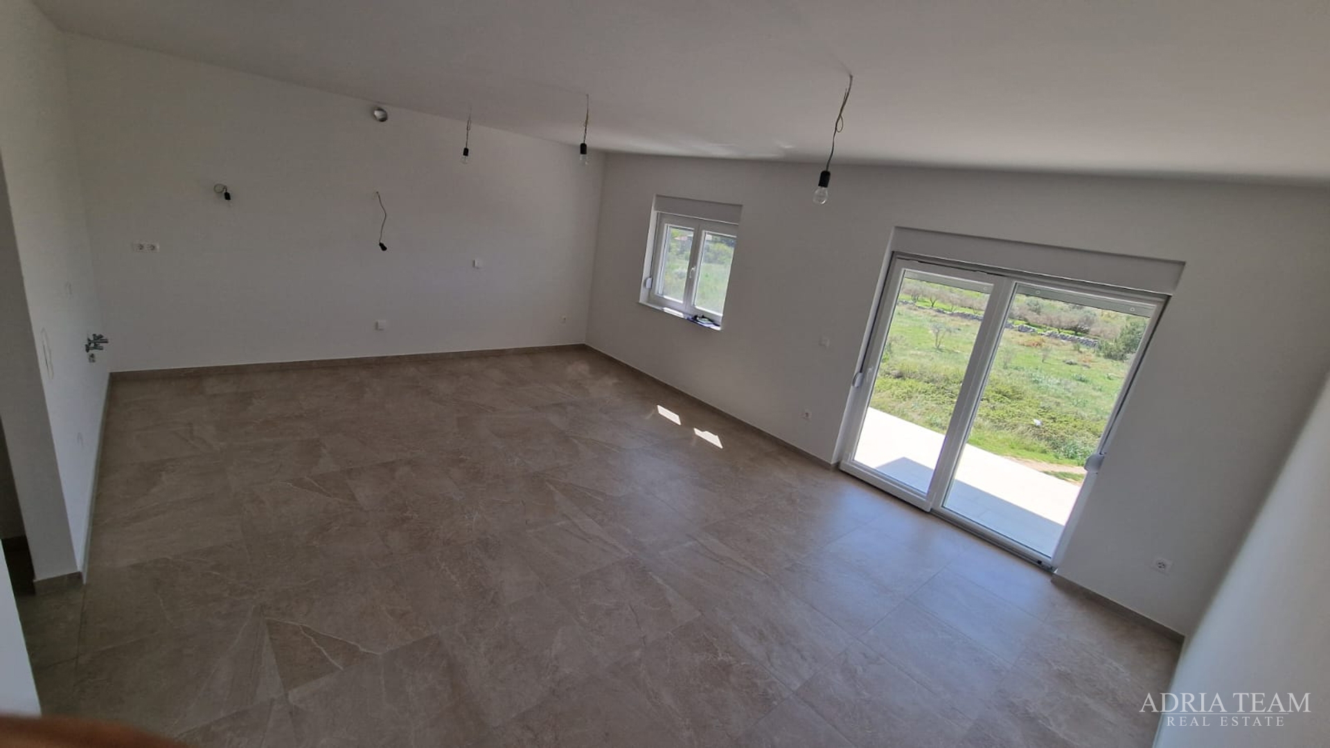 STAMBENA ZGRADA S TRI STAMBENE JEDINICE I KROVNOM TERASOM - VIR