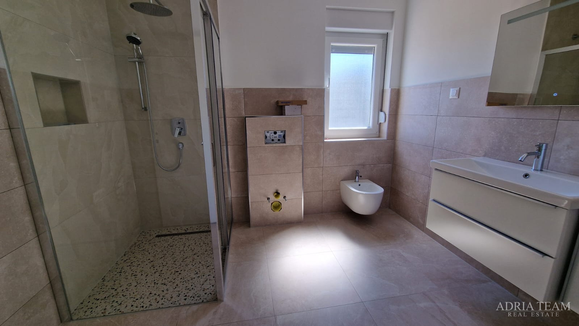 STAMBENA ZGRADA S TRI STAMBENE JEDINICE I KROVNOM TERASOM - VIR