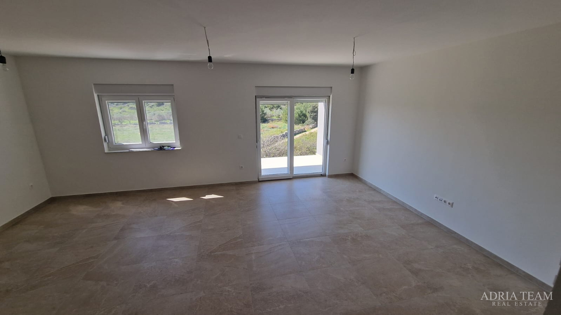 STAMBENA ZGRADA S TRI STAMBENE JEDINICE I KROVNOM TERASOM - VIR