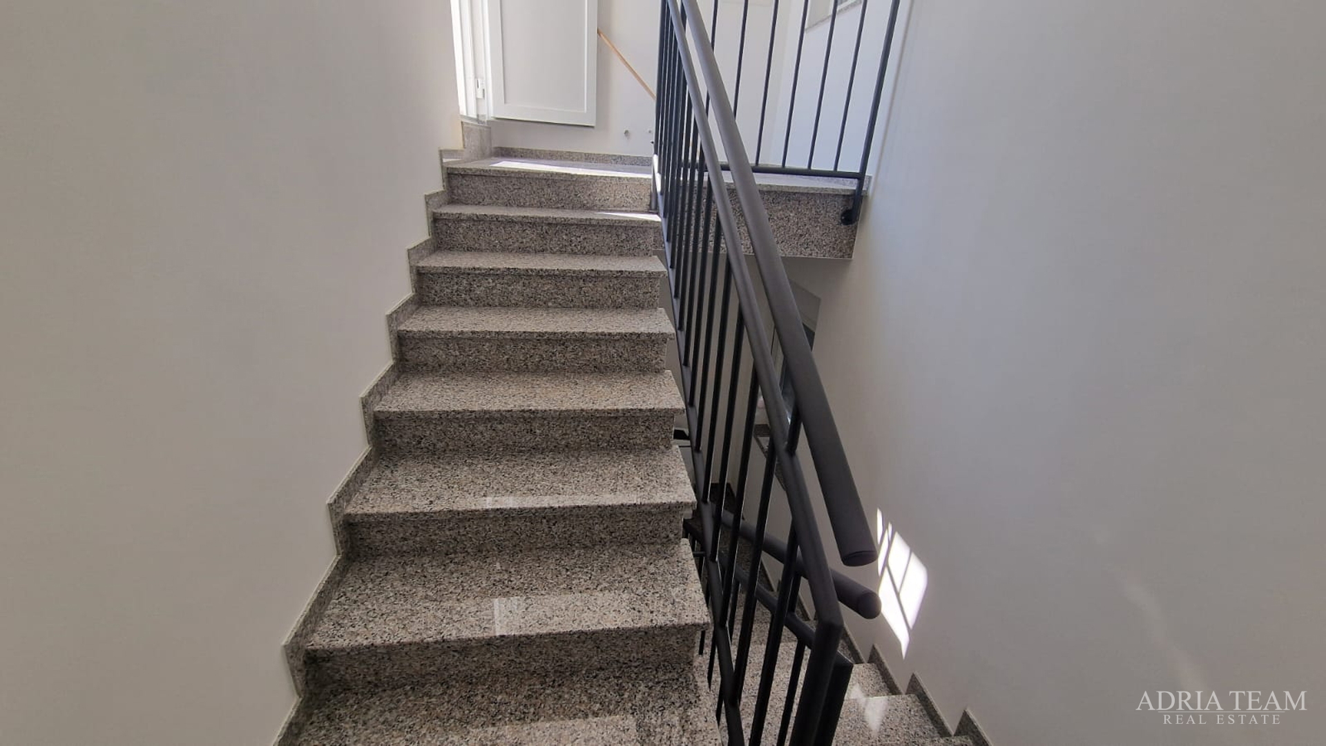 STAMBENA ZGRADA S TRI STAMBENE JEDINICE I KROVNOM TERASOM - VIR