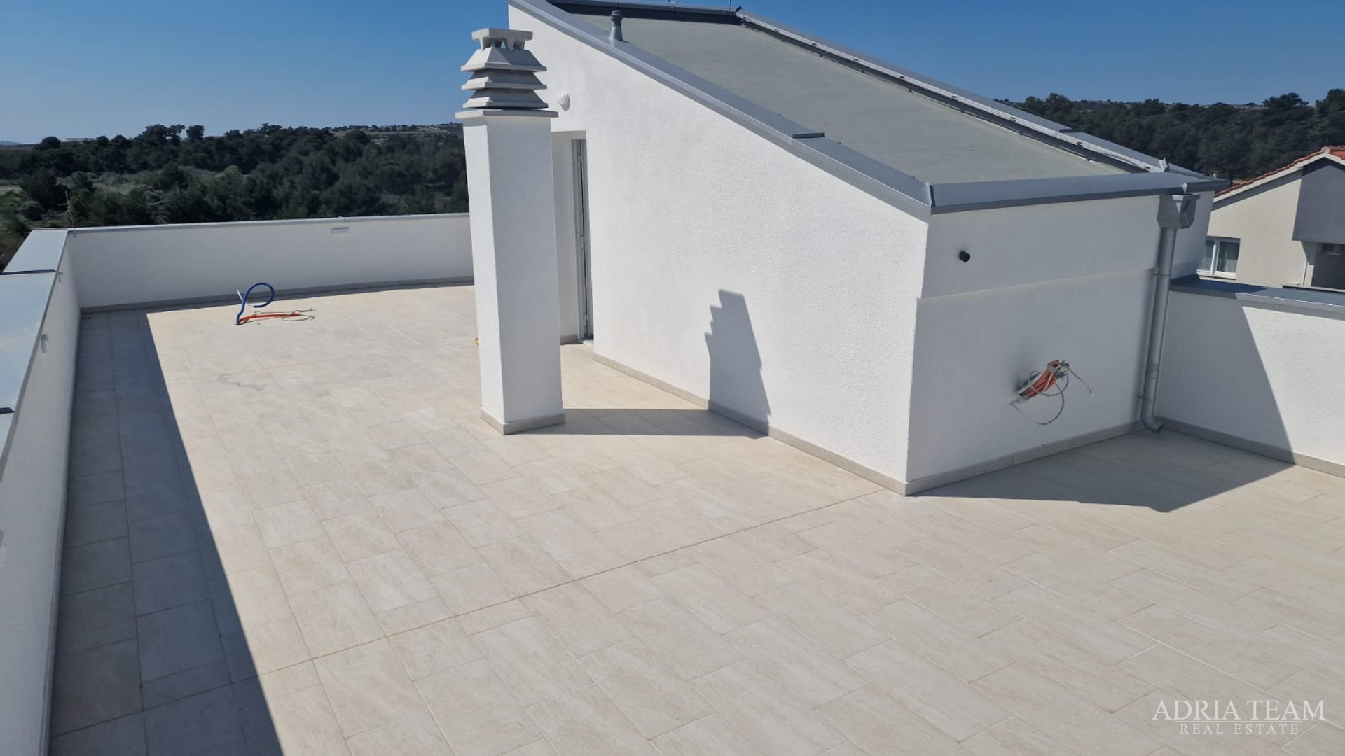 STAMBENA ZGRADA S TRI STAMBENE JEDINICE I KROVNOM TERASOM - VIR