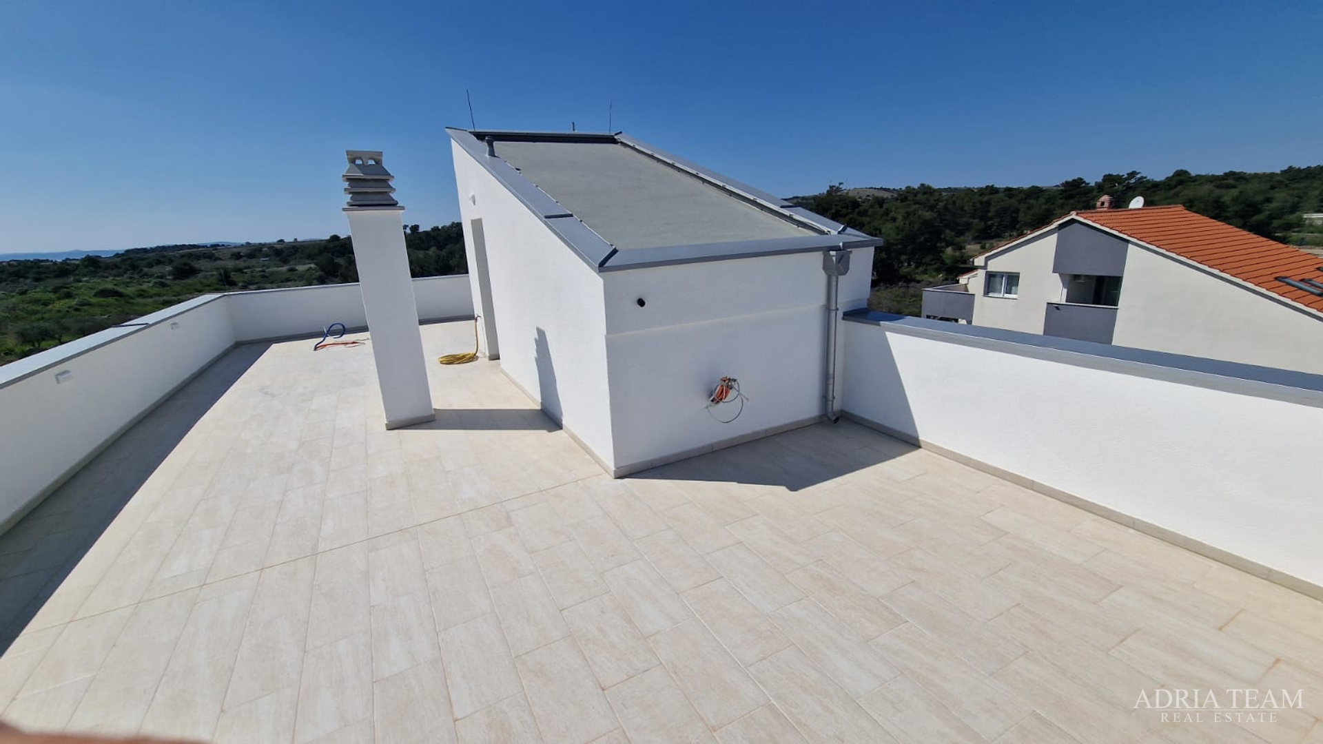 STAMBENA ZGRADA S TRI STAMBENE JEDINICE I KROVNOM TERASOM - VIR