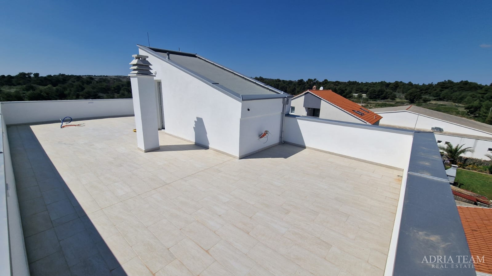 STAMBENA ZGRADA S TRI STAMBENE JEDINICE I KROVNOM TERASOM - VIR