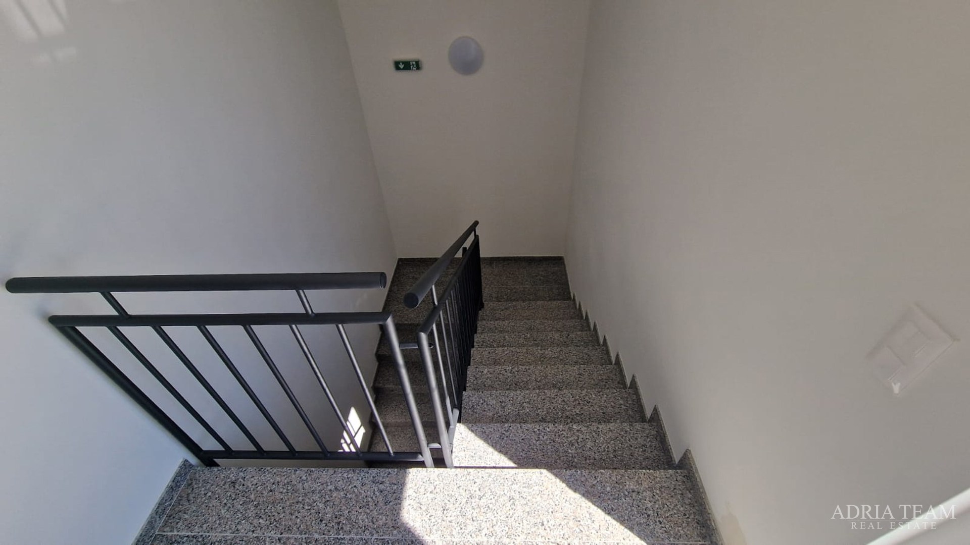 STAMBENA ZGRADA S TRI STAMBENE JEDINICE I KROVNOM TERASOM - VIR