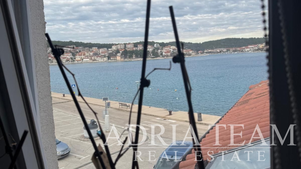 STUDIO APARTMENT IN THE FIRST ROW TO THE SEA (6 m), NEW BUILD - TISNO