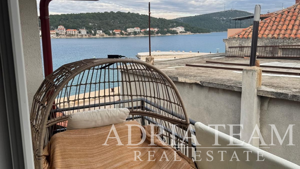 STUDIO APARTMENT IN THE FIRST ROW TO THE SEA (6 m), NEW BUILD - TISNO