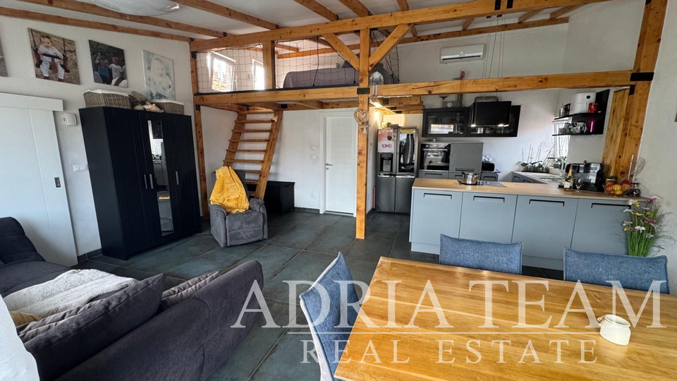 STUDIO APARTMENT IN THE FIRST ROW TO THE SEA (6 m), NEW BUILD - TISNO