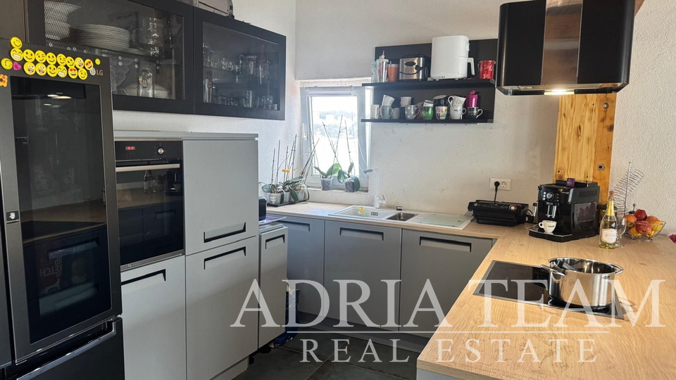 STUDIO APARTMENT IN THE FIRST ROW TO THE SEA (6 m), NEW BUILD - TISNO