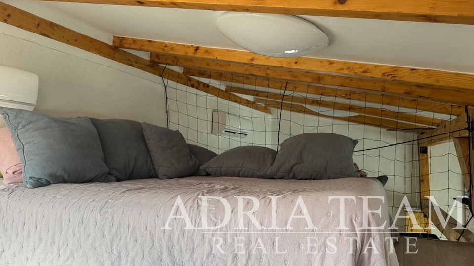 STUDIO APARTMENT IN THE FIRST ROW TO THE SEA (6 m), NEW BUILD - TISNO