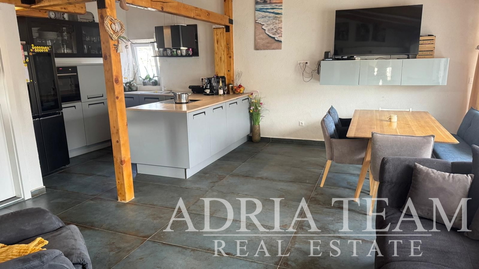 STUDIO APARTMENT IN THE FIRST ROW TO THE SEA (6 m), NEW BUILD - TISNO