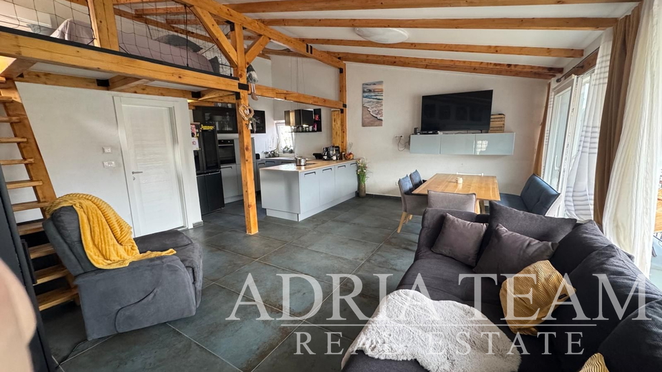 STUDIO APARTMENT IN THE FIRST ROW TO THE SEA (6 m), NEW BUILD - TISNO