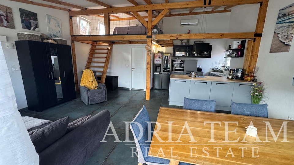 STUDIO APARTMENT IN THE FIRST ROW TO THE SEA (6 m), NEW BUILD - TISNO