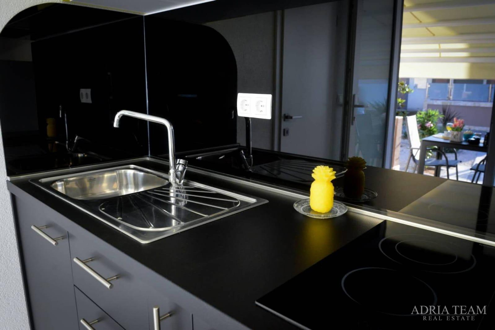 Apartment im Untergeschoss mit Pool und großem Garten - Privlaka