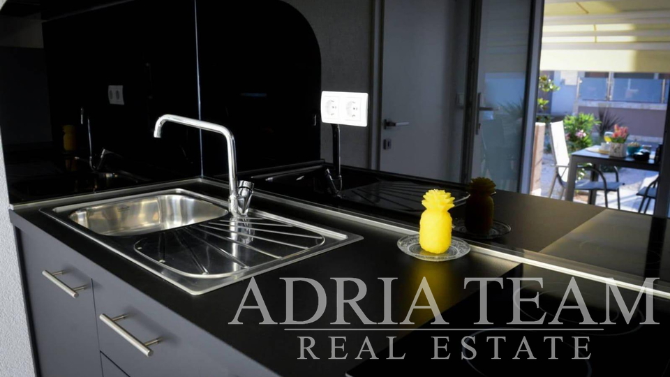 APARTMAN U SUTERENU S BAZENOM I VELIKIM VRTOM - PRIVLAKA