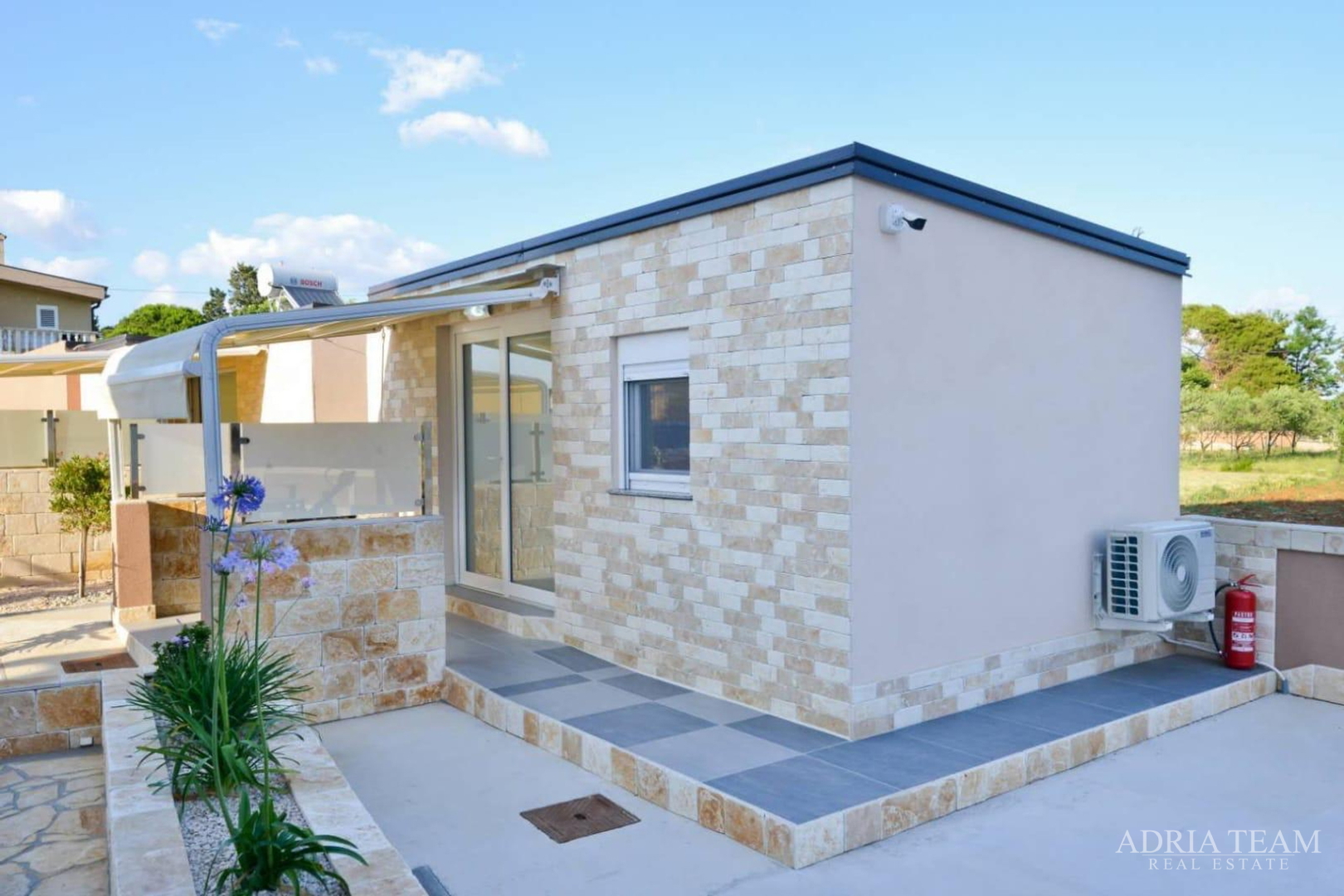 Apartment im Untergeschoss mit Pool und großem Garten - Privlaka