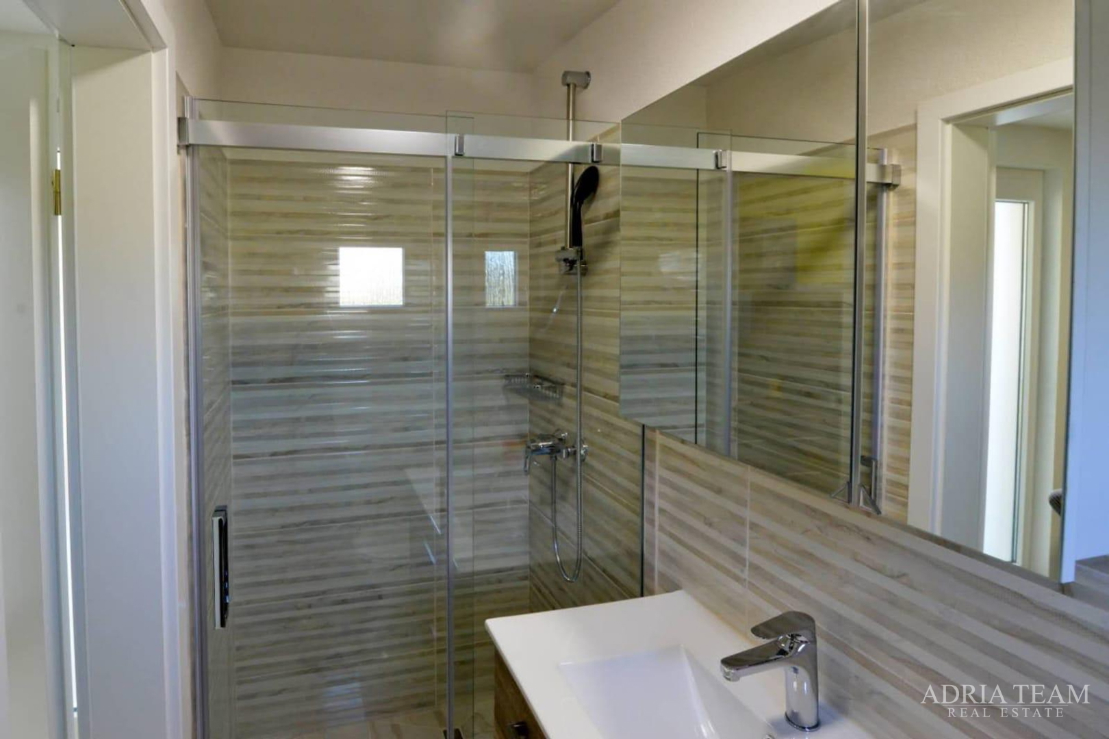 Apartment im Untergeschoss mit Pool und großem Garten - Privlaka