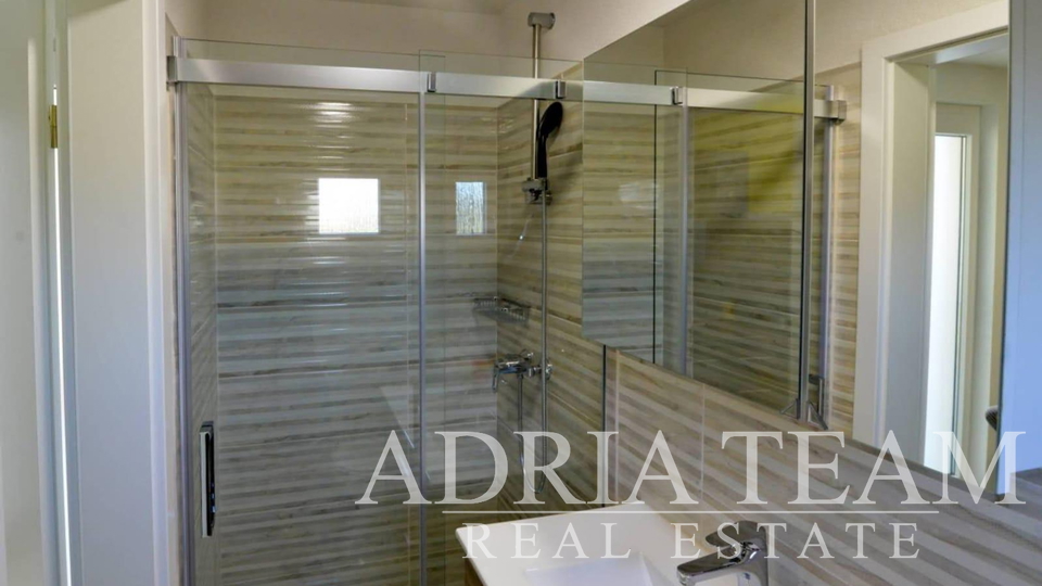 APARTMAN U SUTERENU S BAZENOM I VELIKIM VRTOM - PRIVLAKA