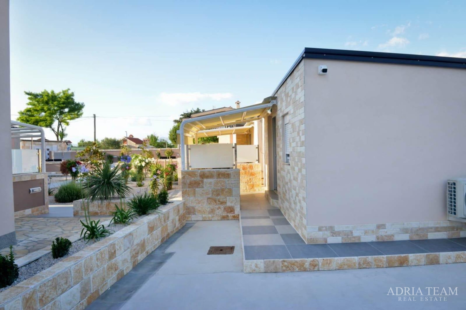 Apartment im Untergeschoss mit Pool und großem Garten - Privlaka