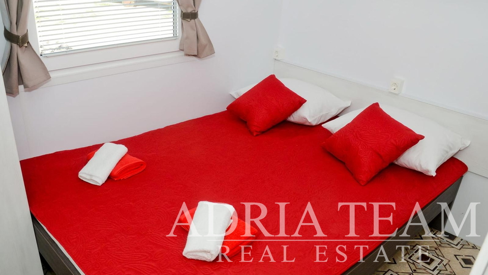 APARTMAN U SUTERENU S BAZENOM I VELIKIM VRTOM - PRIVLAKA