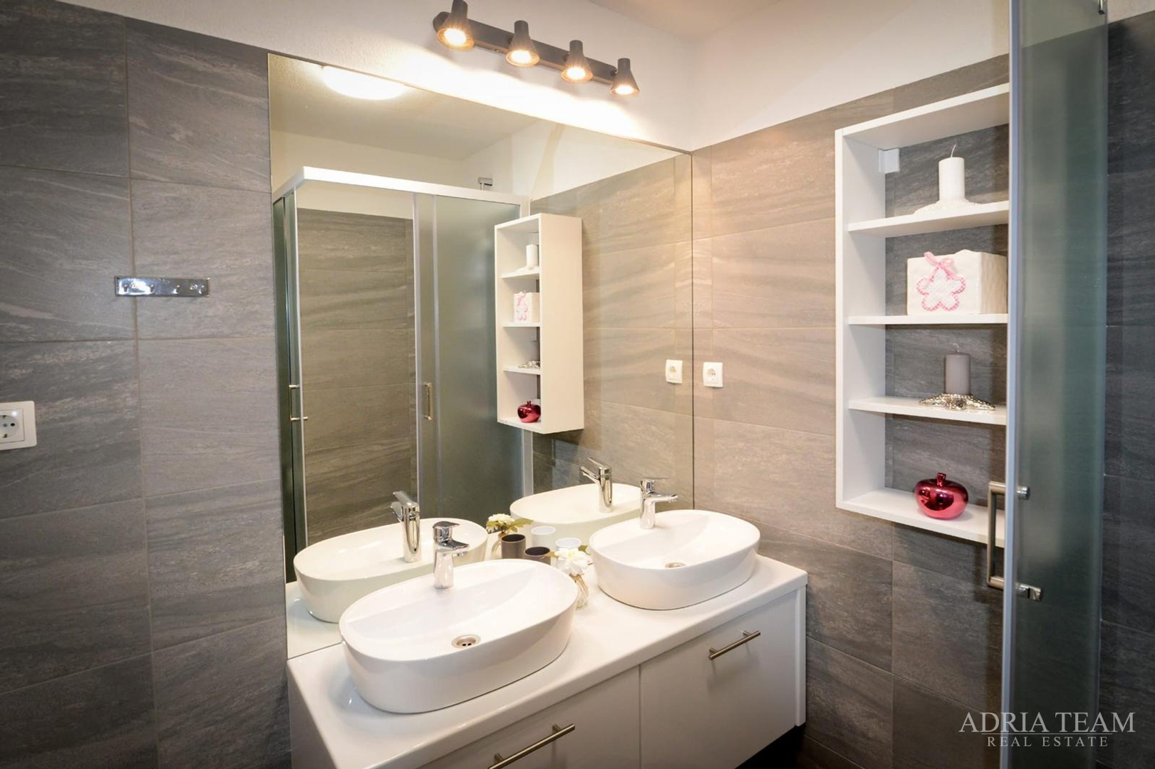 Apartment im Untergeschoss mit Pool und großem Garten - Privlaka