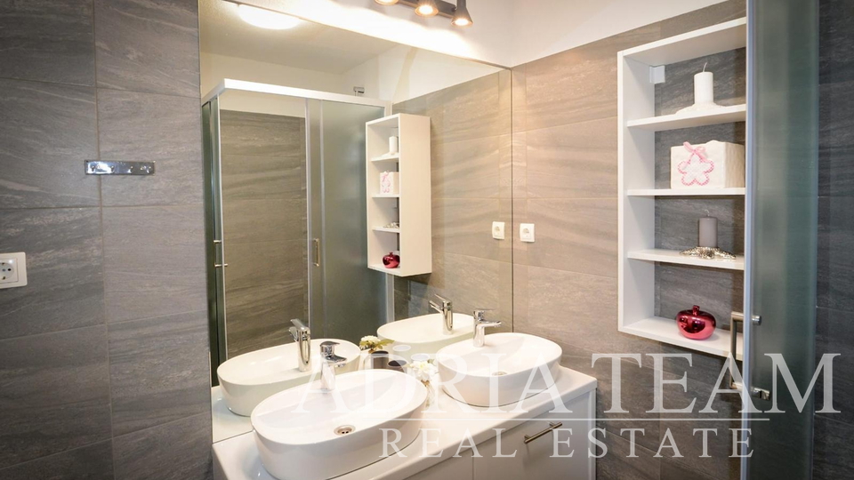 APARTMAN U SUTERENU S BAZENOM I VELIKIM VRTOM - PRIVLAKA