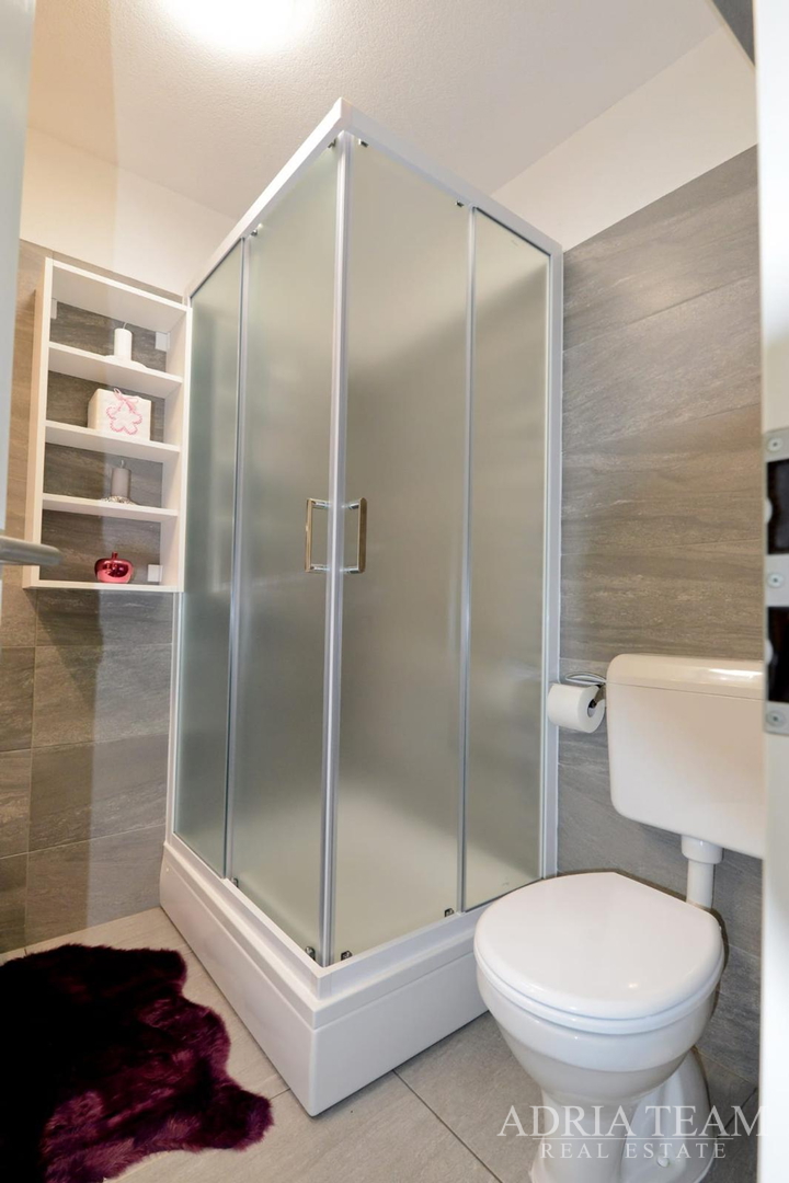 Apartment im Untergeschoss mit Pool und großem Garten - Privlaka