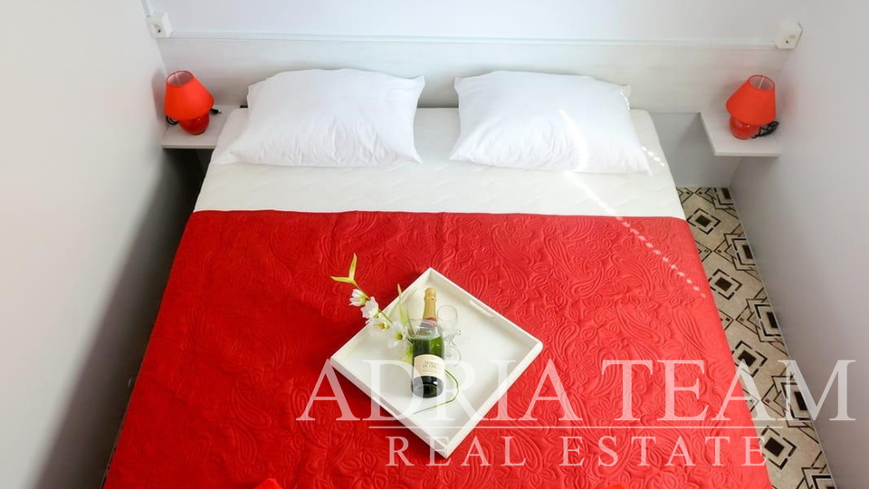 APARTMAN U SUTERENU S BAZENOM I VELIKIM VRTOM - PRIVLAKA