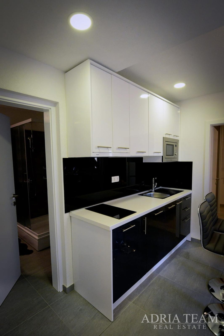 Apartment im Untergeschoss mit Pool und großem Garten - Privlaka