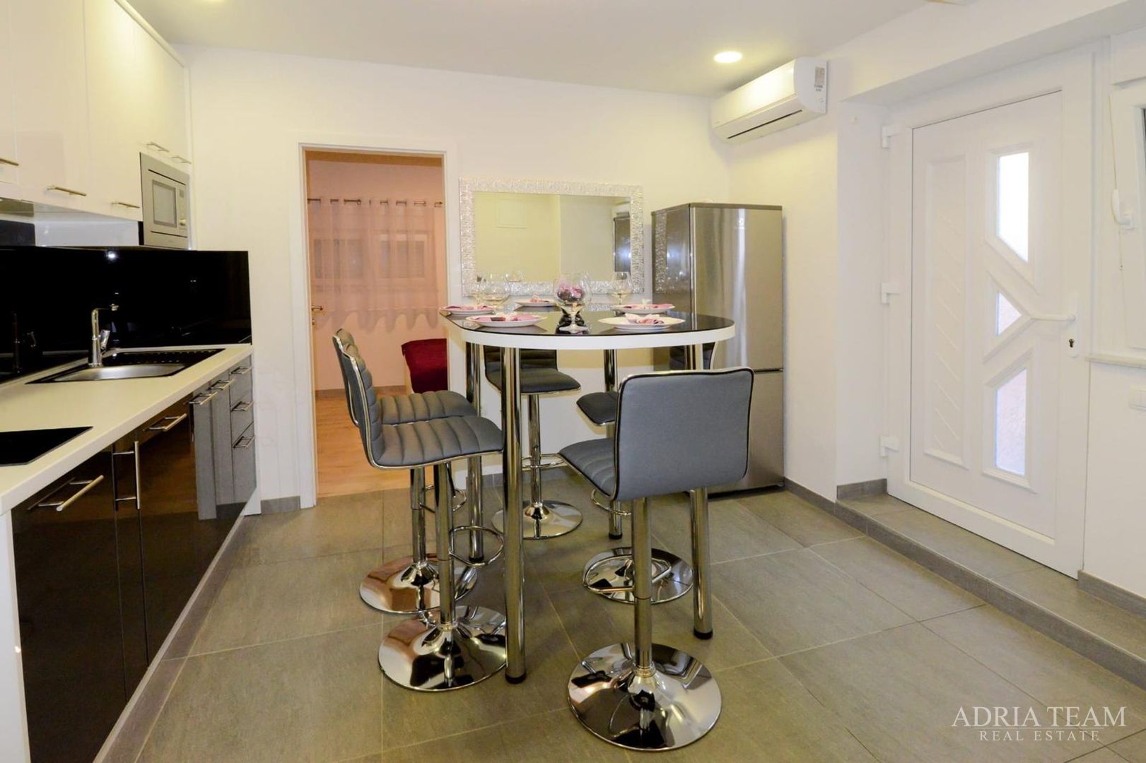 Apartment im Untergeschoss mit Pool und großem Garten - Privlaka