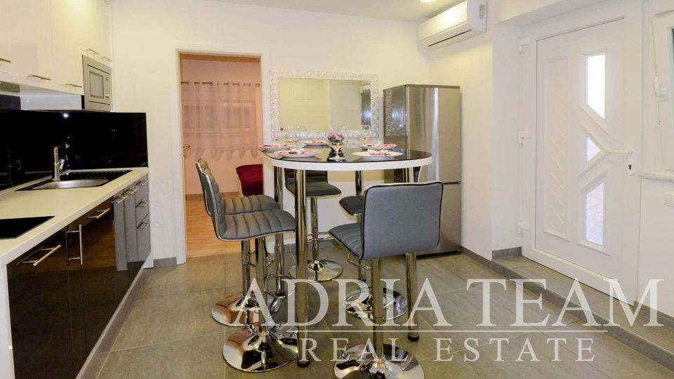 APARTMAN U SUTERENU S BAZENOM I VELIKIM VRTOM - PRIVLAKA