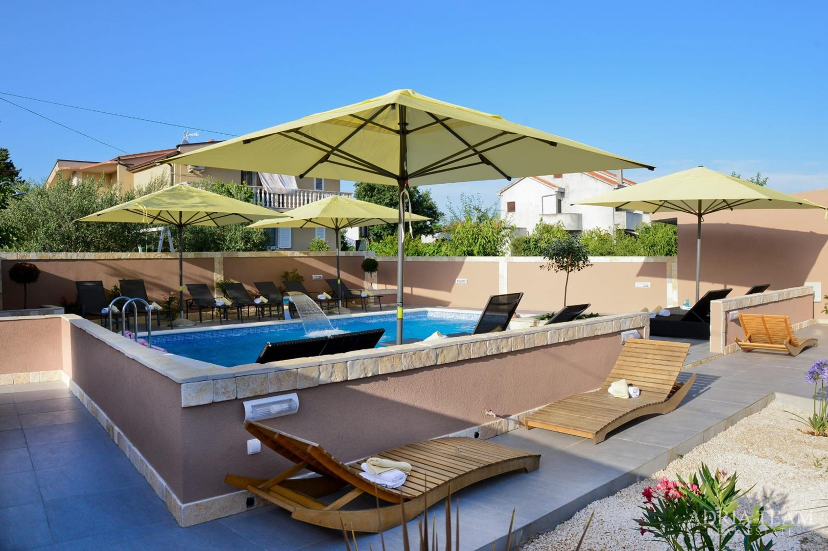 Apartment im Untergeschoss mit Pool und großem Garten - Privlaka