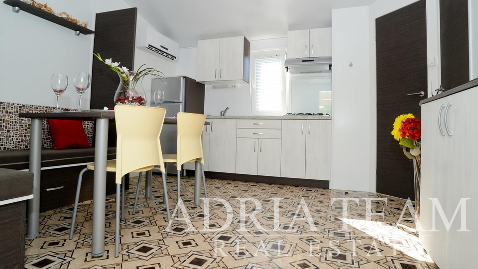 APARTMAN U SUTERENU S BAZENOM I VELIKIM VRTOM - PRIVLAKA