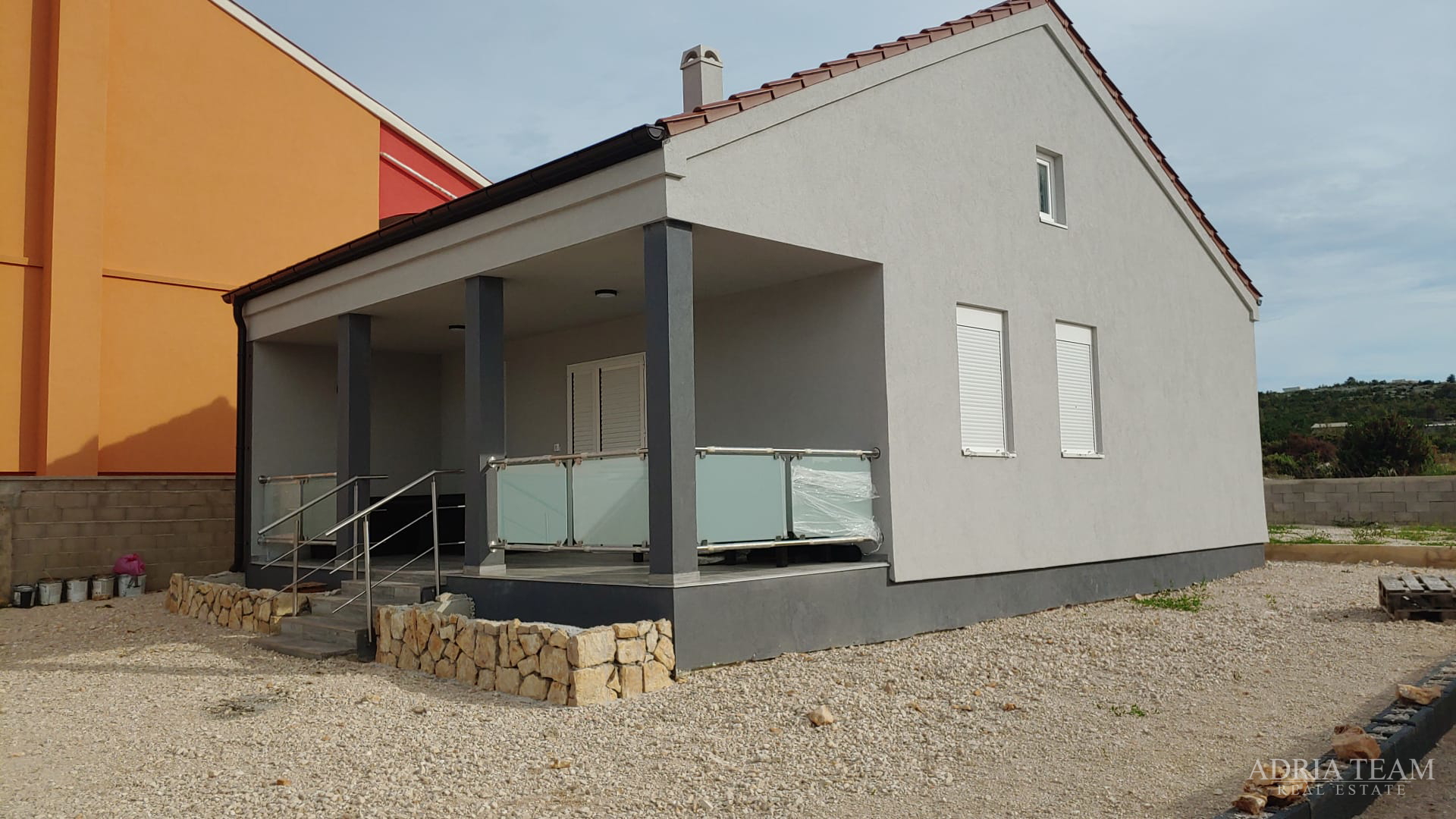 KUĆA U NOVOGRADNJI - RAŽANAC