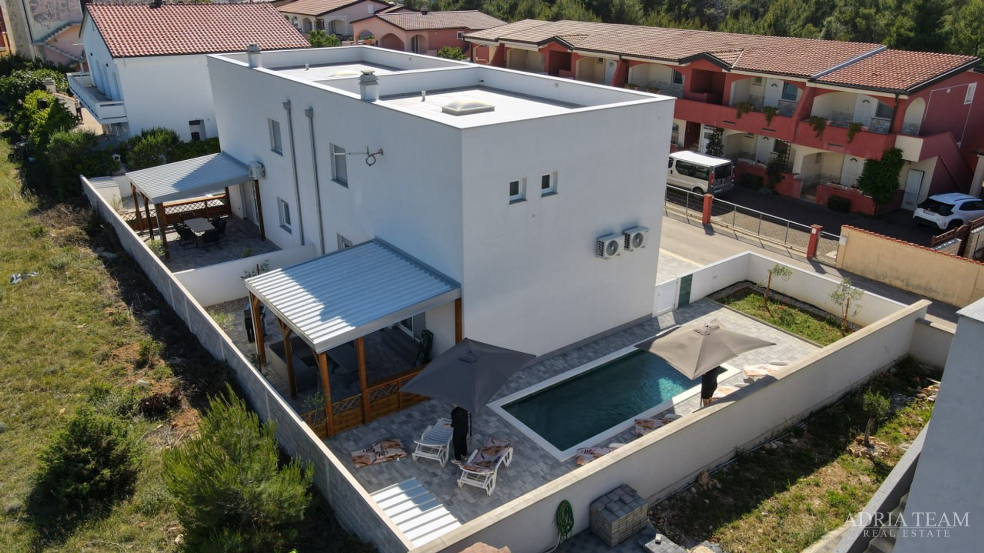 VILA S BAZENOM, 350 m OD MORA, VIR - ZADAR