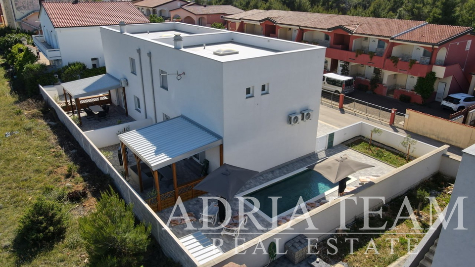 VILLA WITH A POOL, 350 m FROM THE SEA, VIR - ZADAR