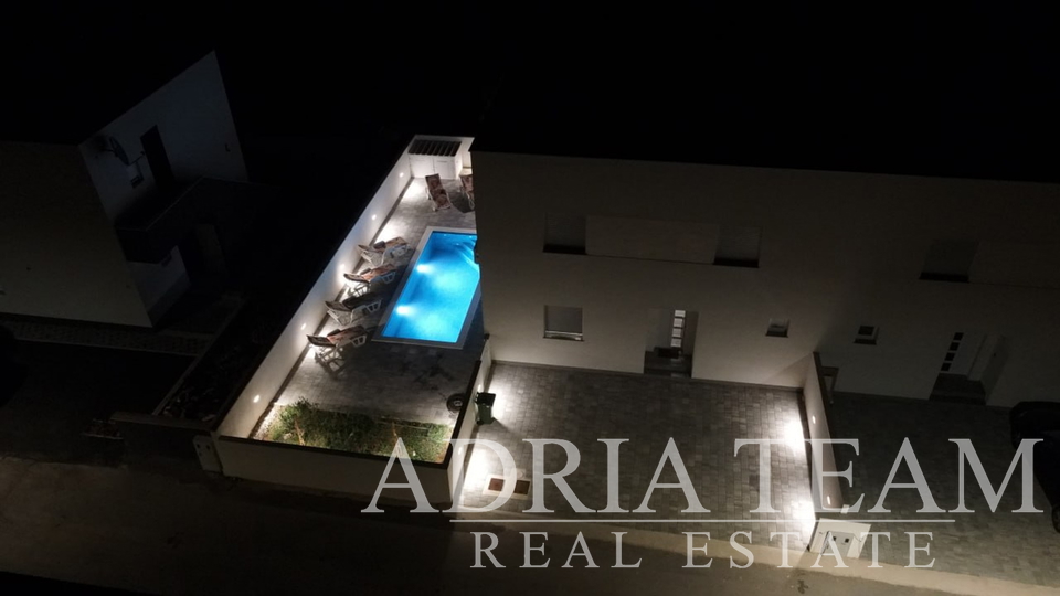 VILLA WITH A POOL, 350 m FROM THE SEA, VIR - ZADAR