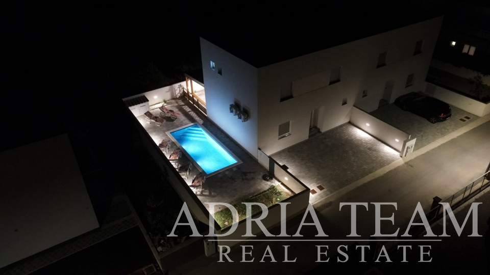 VILLA WITH A POOL, 350 m FROM THE SEA, VIR - ZADAR