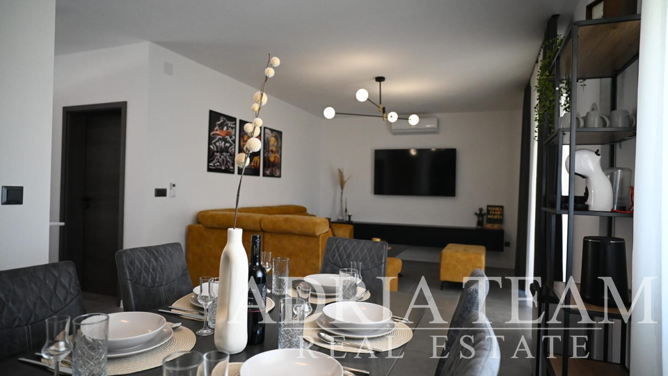 VILLA WITH A POOL, 350 m FROM THE SEA, VIR - ZADAR