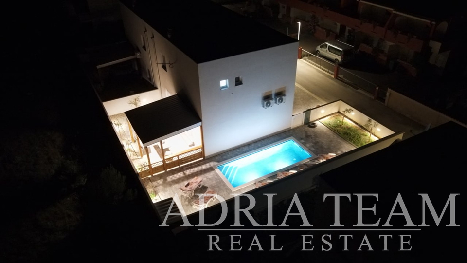 VILLA WITH A POOL, 350 m FROM THE SEA, VIR - ZADAR