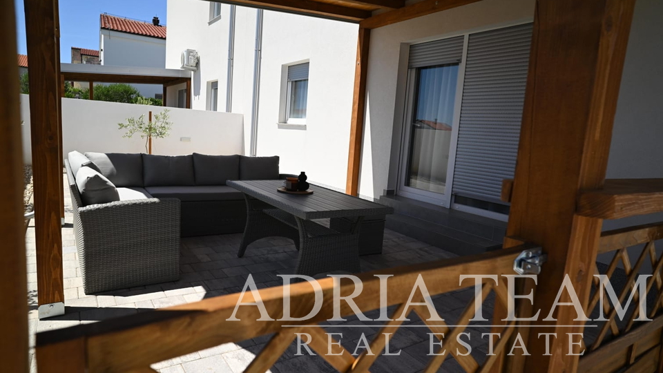 VILLA WITH A POOL, 350 m FROM THE SEA, VIR - ZADAR