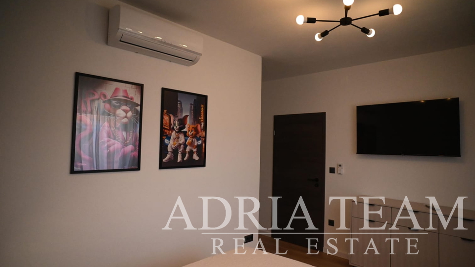 VILLA WITH A POOL, 350 m FROM THE SEA, VIR - ZADAR