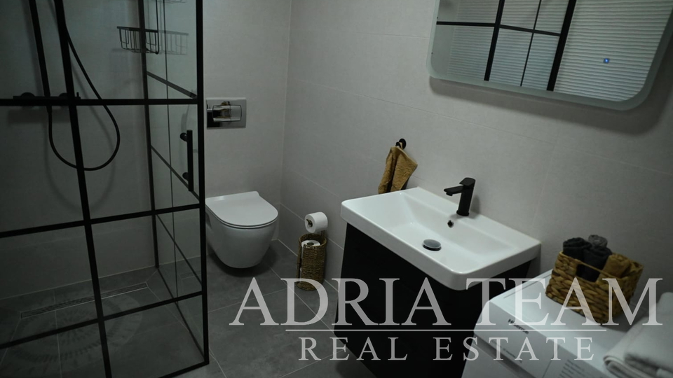 VILLA WITH A POOL, 350 m FROM THE SEA, VIR - ZADAR