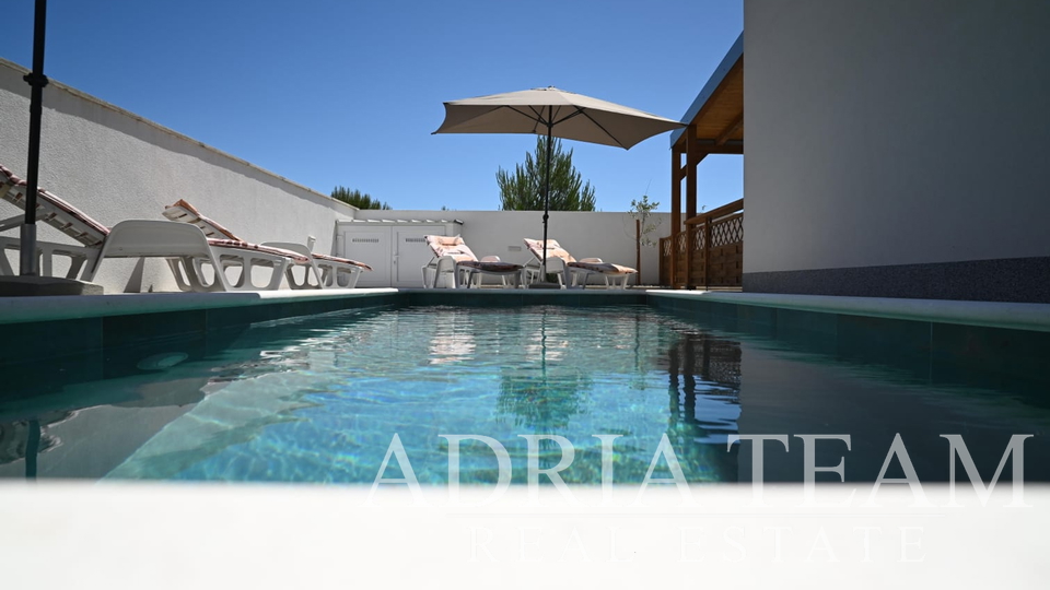 VILLA WITH A POOL, 350 m FROM THE SEA, VIR - ZADAR