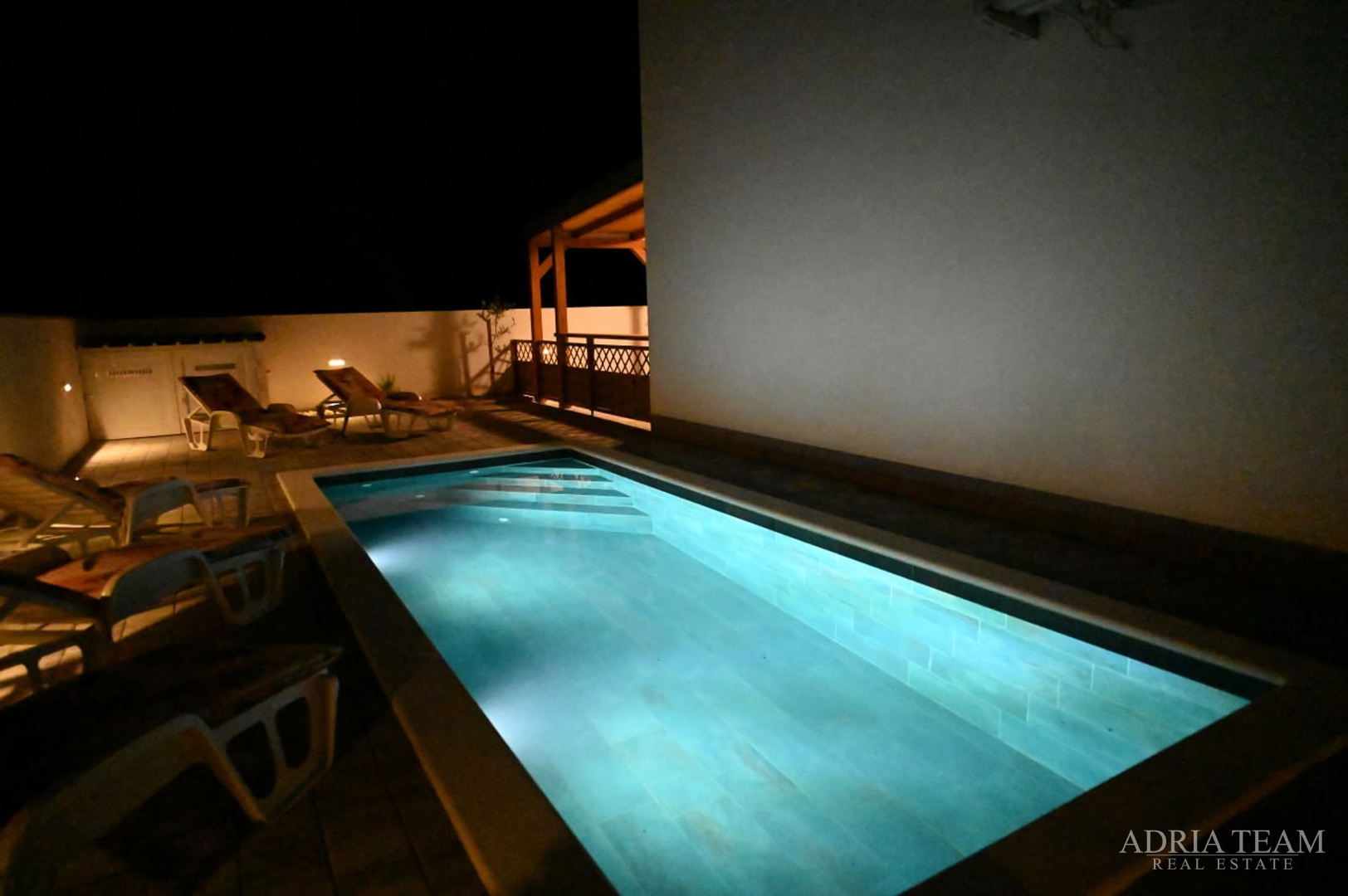 VILA S BAZENOM, 350 m OD MORA, VIR - ZADAR