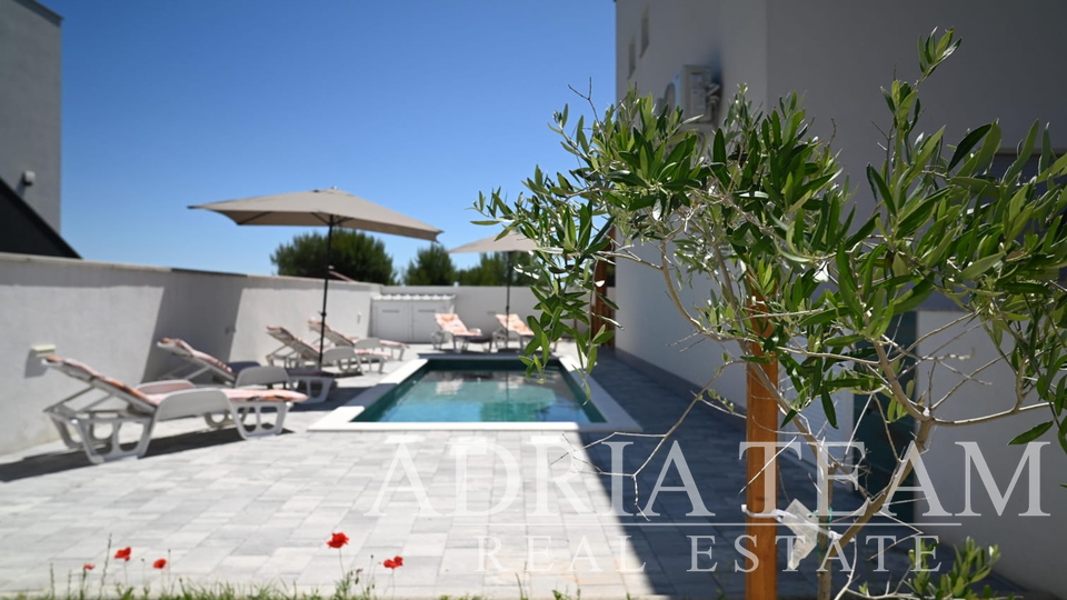 VILLA WITH A POOL, 350 m FROM THE SEA, VIR - ZADAR