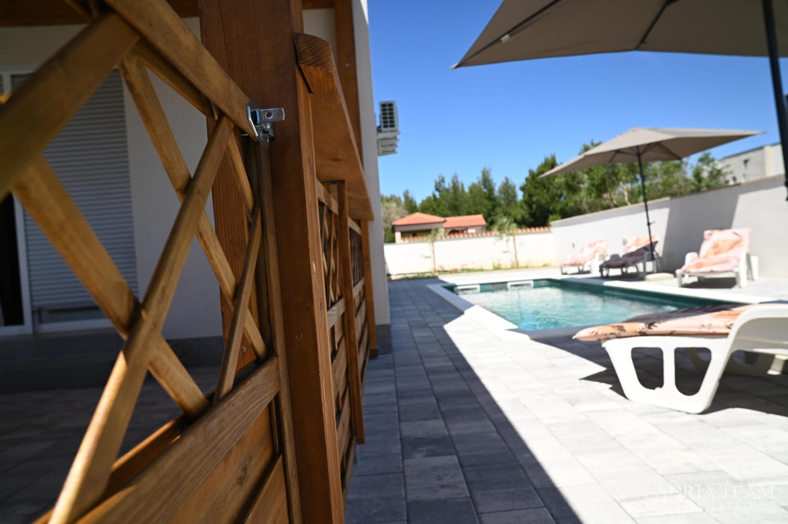 VILA S BAZENOM, 350 m OD MORA, VIR - ZADAR