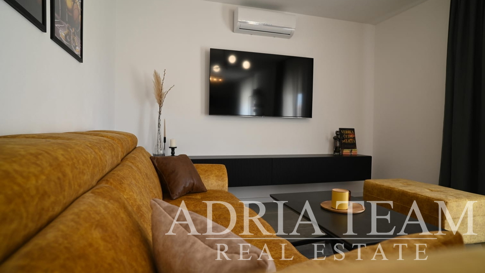 VILLA WITH A POOL, 350 m FROM THE SEA, VIR - ZADAR